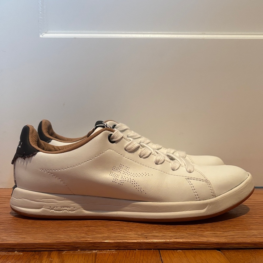 Kuru Roam butter soft leather lace up sneakers in Bright White - Jet Black